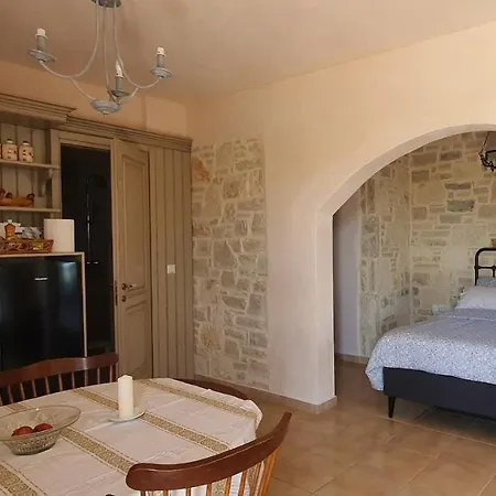 Aelia Iii Apartment